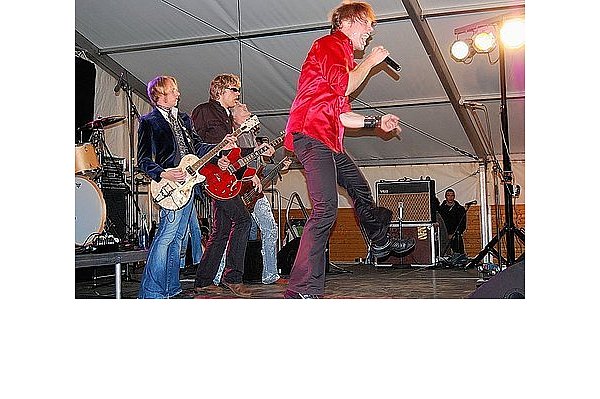 Sänger Bobby Balasch und die Musiker von "Voodoo Lounge". - © FOTO: BENEDIKT HENSDIEK
