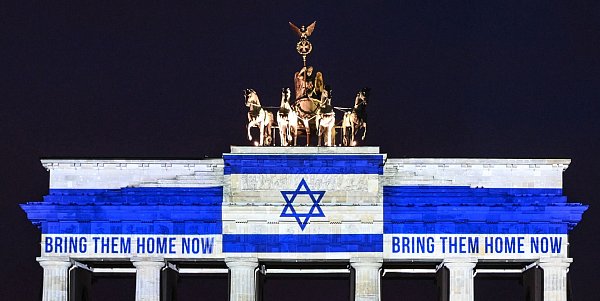 Auch am Brandenburger Tor wurde der Geiseln gedacht und ihre Freilassung gefordert. - © Britta Pedersen/dpa