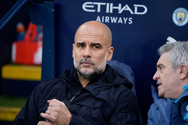 Ratlos: Pep Guardiola steckt mit Manchester City weiter tief in der Krise. - © Dave Thompson/AP/dpa