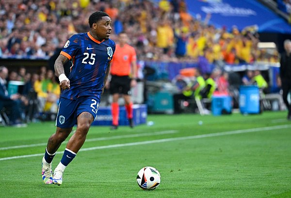 Saudi-Arabien statt Oranje: Steven Bergwijn zahlt für seinen Wechsel einen Preis. - © Sven Hoppe/dpa