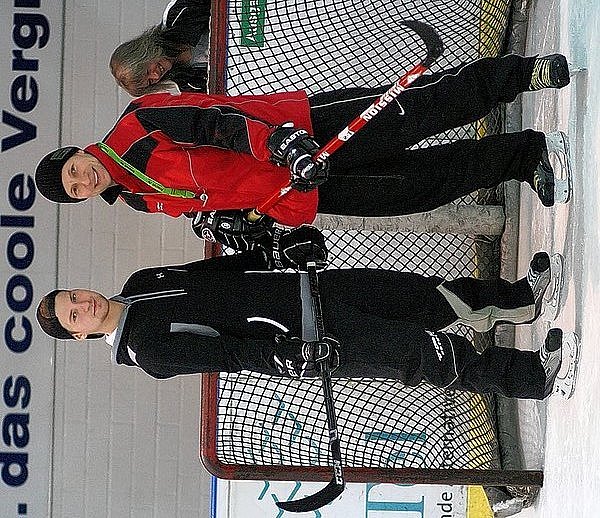 Aaron Reckers (l.) ließ es sich nicht nehmen, bei einem Kurzbesuch in Bielefeld bei seinem früheren Trainer Viktor Trippel auf der Oetker-Eisbahn vorbeizuschauen. - © FOTO: DÄHNE