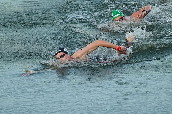 Florian Wellbrock zählt im Freiwasser zu den Favoriten. - © Michael Kappeler/dpa