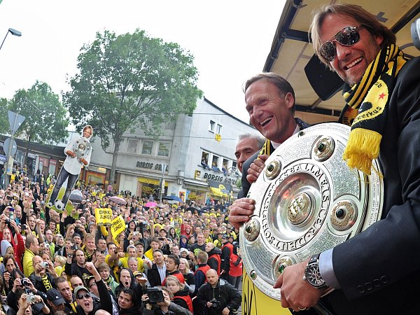 Hans-Joachim Watzke (l) und Jürgen Klopp (r) feierten gemeinsam Titel. - © Torsten Silz/dpa