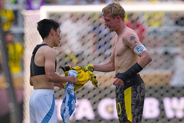 Nach den Spielen ziehen sich die Profis wie der Dortmunder Julian Brandt (r.) schnell das Trikot aus. - © Carolyn Kaster/AP/dpa