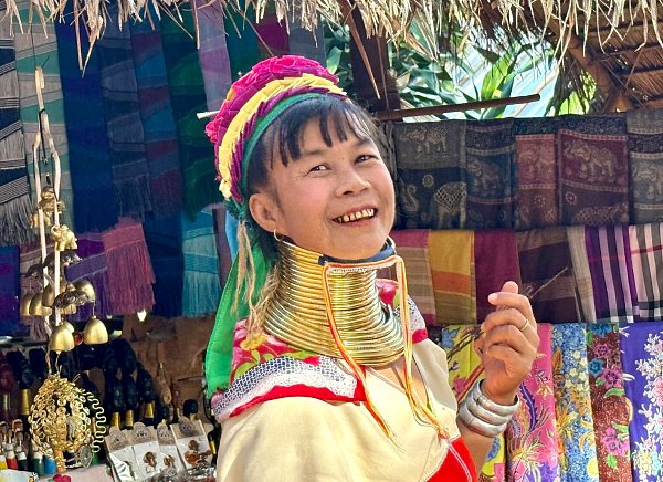 Viele Frauen schützen ihr Kinn mit Tüchern vor den schweren Ringen. - © Carola Frentzen/dpa