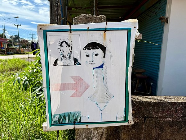 Schilder an der Straße weisen Touristen den Weg zu den Dörfern. - © Carola Frentzen/dpa