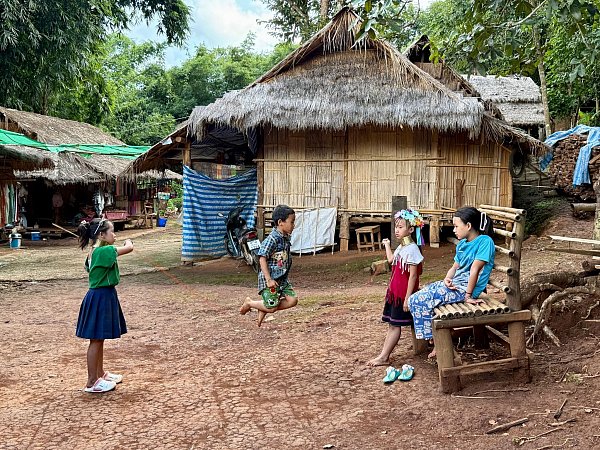 Die Familien der Volksgruppe der Kayan Lahwi leben in Thailand unter einfachsten Bedingungen in eigens eingerichteten Dörfern. - © Carola Frentzen/dpa