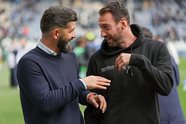 Trainer Miron Muslic (FC Schalke 04, l) und Trainer Mitch Kniat (Arminia Bielefeld, r). - © Friso Gentsch/dpa