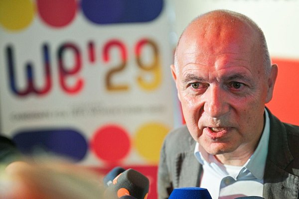 Präsident Bernd Neuendorf und der DFB geraten unter Druck. Archivbild) - © Sebastian Gollnow/dpa