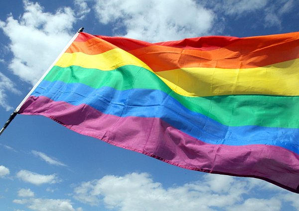 Die Grünen finden: Die Regenbogenflagge soll am CSD auf dem Reichstag aufgezogen werden. (Archivbild) - © Wolfgang Kumm/dpa