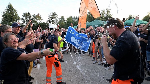 Die Gewinner der Schneepflug-Meisterschaft lassen sich feiern. - © Pia Bayer/dpa