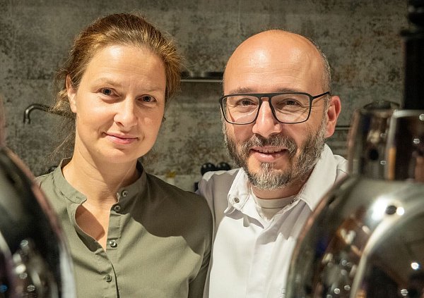 Verfolgen das Slow-Food-Konzept: Spitzenkoch Philipp Kroboth und seine Frau Cathrin. - © Andreas Drouve/dpa-tmn