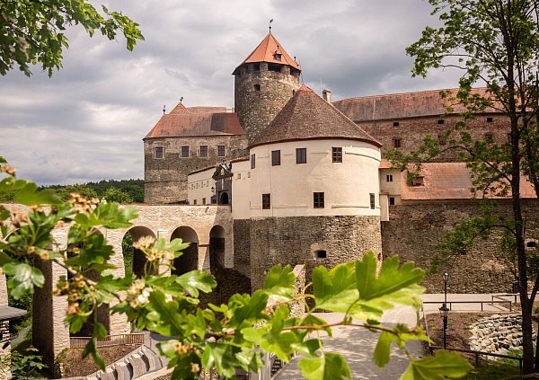 Auf der «Paradiesroute» ist man im Burgenland unterwegs, wie zum Beispiel Burg Schlaining illustriert. - © Andreas Drouve/dpa-tmn