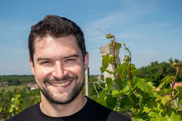 «Eisenhaltiger Lehm mit Grünschiefer. Das gibt Mineralität und Würze», sagt der 30-jährige Winzer Pirmin Winklhofer. - © Andreas Drouve/dpa-tmn