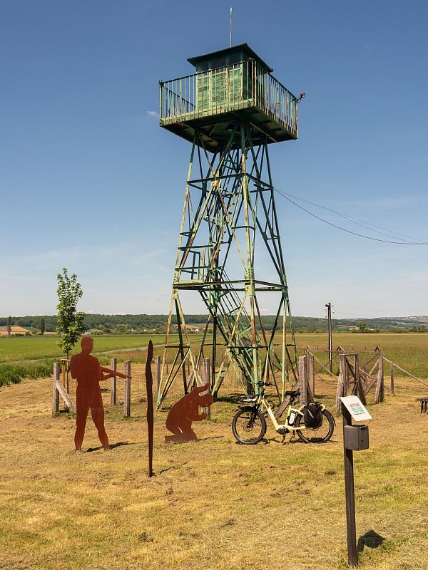 In Bildein streift die Route den «Grenzerfahrungsweg». Ein Grenzwachturm erinnert an die Zeiten des Eisernen Vorhangs. - © Andreas Drouve/dpa-tmn