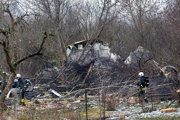 Das Frachtflugzeug zerschellte nahe dem Flughafen von Vilnius am Boden. - © Mindaugas Kulbis/AP