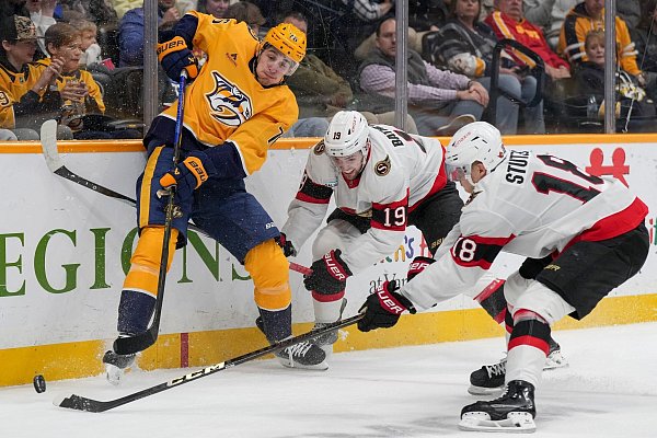 Tim Stützle (r.) hat in dieser Saison in 53 Partien ebenso viele Scorerpunkte gesammelt. - © George Walker IV/AP/dpa