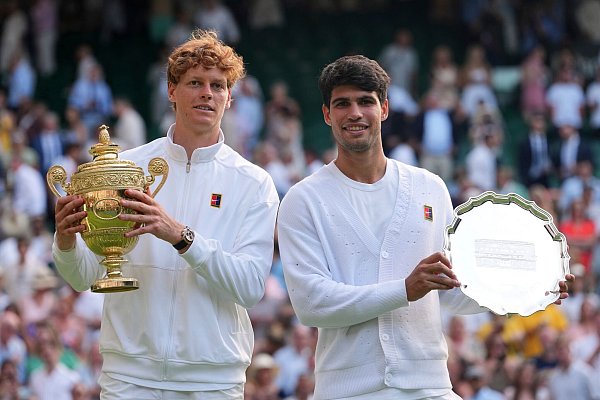 Die Rivalität zwischen Jannik Sinner (l) und Carlos Alcaraz dürfte das Herren-Tennis über viele Jahre prägen. - © Kirsty Wigglesworth/AP/dpa