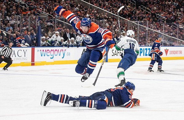 Leon Draisaitl liegt auf dem Eis, trifft aber später zum 3:1-Endstand. - © JASON FRANSON/The Canadian Press/AP/dpa