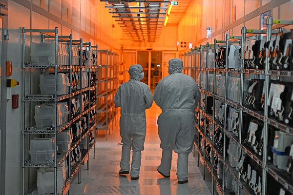 Rund um den Halbleiterproduzenten Nexperia droht die nächste Chipkrise. (Archivbild) - © David Hammersen/dpa