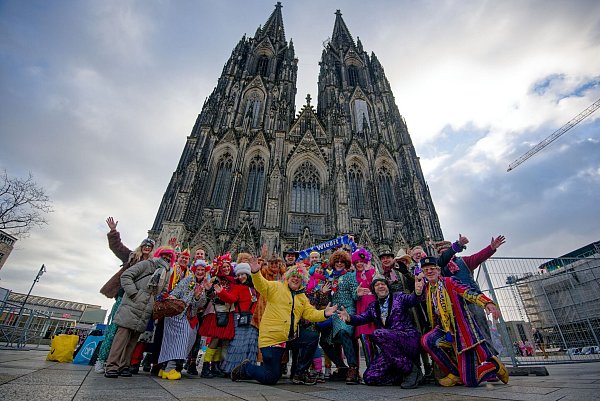 Der Kölner Karneval zieht auch viele Besucher aus dem Ausland an - hier eine Gruppe von Niederländern. - © Henning Kaiser/dpa