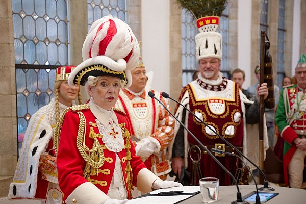 Die Kölner Oberbürgermeisterin Henriette Reker spricht im Historischen Rathaus zum Karnevalsauftakt. - © Henning Kaiser/dpa