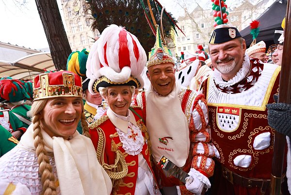 Die Kölner Oberbürgermeisterin Henriette Reker und das Dreigestirn lassen sich durch Anschlagsdrohungen nicht vom Feiern abschrecken. - © Rolf Vennenbernd/dpa