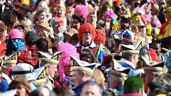 In Düsseldorf hat der Straßenkarneval begonnen. - © Federico Gambarini/dpa