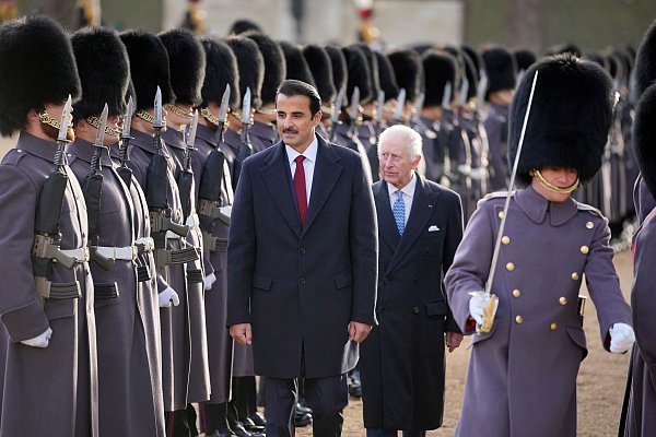 König Charles III. (M.) empfing den Emir auf dem Paradeplatz Horse Guards Parade. - © Kin Cheung/AP POOL/AP/dpa