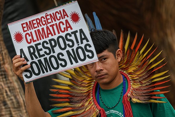 Ein Aktivist ist vor dem Gelände der Weltklimakonferenz in Brasilien zu sehen. (Archivbild) - © Marcelo Camargo/Agencia Brazil/dpa