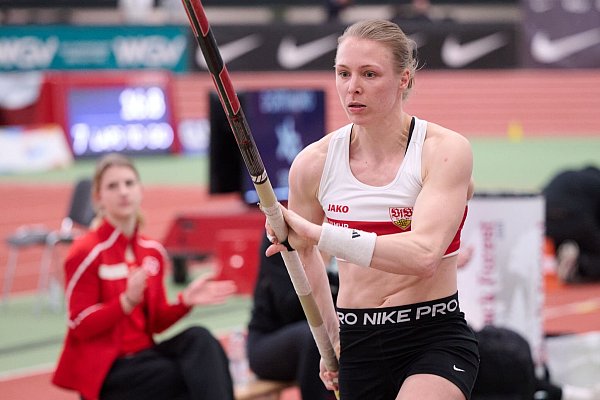 Anjuli Knäsche verteidigte ihren Titel im Stabhochsprung. - © Bernd Thissen/dpa