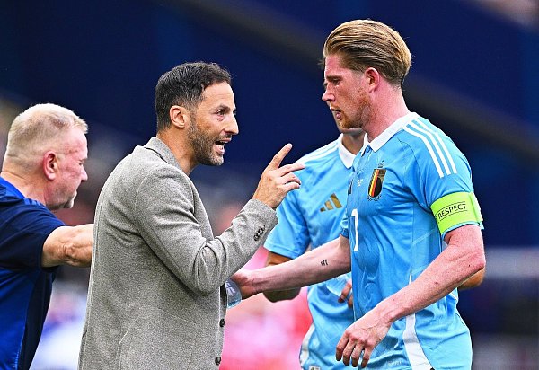 Domenico Tedesco (M) und Belgien standen gegen die Ukraine unter Druck. - © Tom Weller/dpa