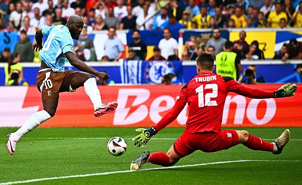 Belgiens Romelu Lukaku (l) vergab die beste Chance der ersten Halbzeit. - © Tom Weller/dpa