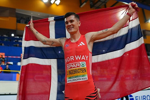 Strahlend nach einem gewonnenen Lauf - so kennt man Jakob Ingebrigtsen. (Archivbild) - © Peter Dejong/AP/dpa