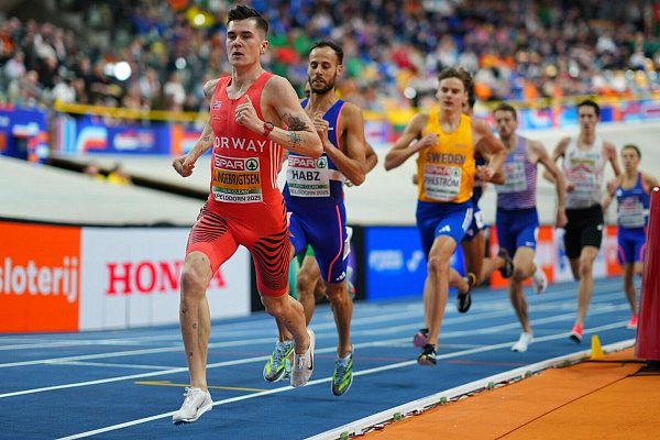 Jakob Ingebrigtsen zählt zu den schnellsten Mittelstreckenläufern der Welt. (Archivbild) - © Peter Dejong/AP/dpa