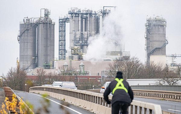 Die Chemiebranche leidet unter teurer Energie und schwacher Konjunktur - die Umsätze sinken. (Symbolbild) - © Benjamin Westhoff/dpa