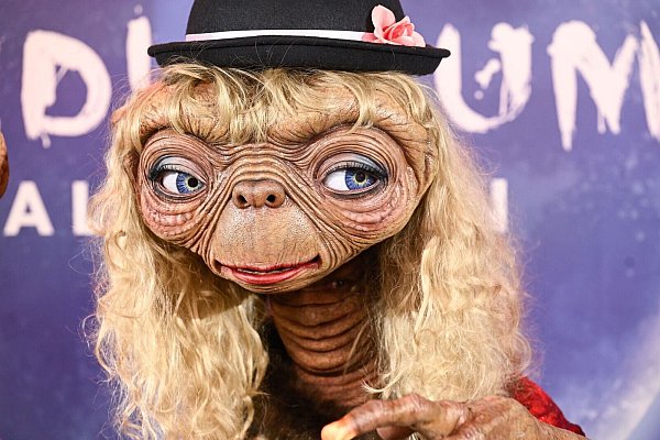 Heidi Klum als E.T. - ihr Kopf ist der Hals. - © Evan Agostini/Invision/AP/dpa