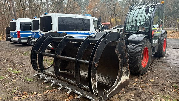 Die Polizei hat sich auf die Räumung des Protestcamps gegen Tesla in Grünheide vorbereitet und entschied am Vormittag, die Besetzung der Umweltaktivsiten im Wald aufzulösen. - © Lutz Deckwerth/dpa