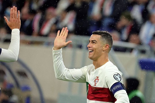 Wieder ein Doppelpack für Portugals Superstar Cristiano Ronaldo. - © Olivier Matthys/AP/dpa