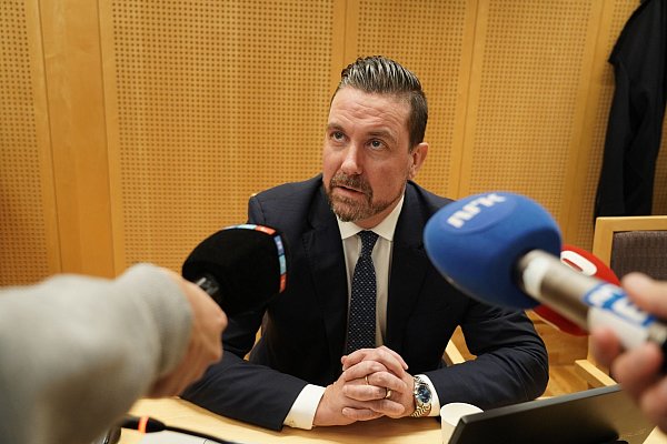 Høibys Anwalt Øyvind Bratlien äußert sich vor Journalisten. - © Ole Berg-Rusetn/NTB/dpa