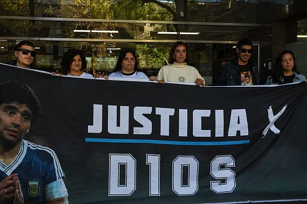 Seit Mitte März stehen Ärzte und Pfleger der argentinischen Fußballlegende wegen Totschlags vor Gericht. - © Sebastián Hipperdinger/EUROPA PRESS/dpa