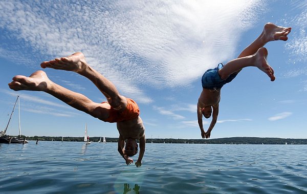 Flachköpper macht aua! Einen Kopfsprung ins Wasser sollte man nur wagen, wenn es erlaubt und das Wasser sicher tief genug ist. - © Tobias Hase/dpa/dpa-tmn