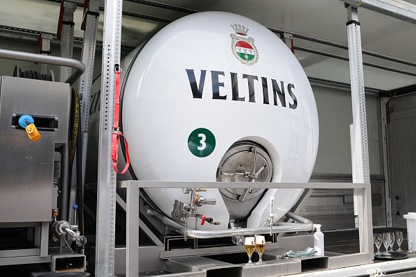Zwei frisch gezapfte Biergläser stehen vor einem 3000-Liter-Tank der Brauerei Veltins. Der Tank ist in einen Lastwagen montiert und wird zur Belieferung der Gastronomie mit sogenanntem Tankbier genutzt. - © Wolf von Dewitz/dpa