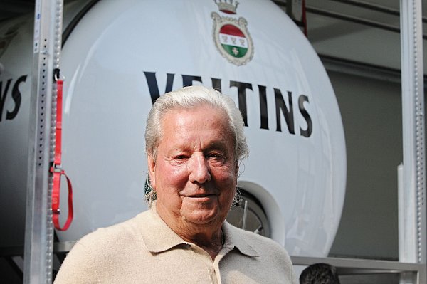 Michael Huber, Generalbevollmächtigter der Brauerei Veltins, steht vor einem 3000-Liter-Tank seiner Brauerei. Nach Angaben von Huber ist der Fußball-EM-Effekt für Brauereien verpufft. - © Wolf von Dewitz/dpa