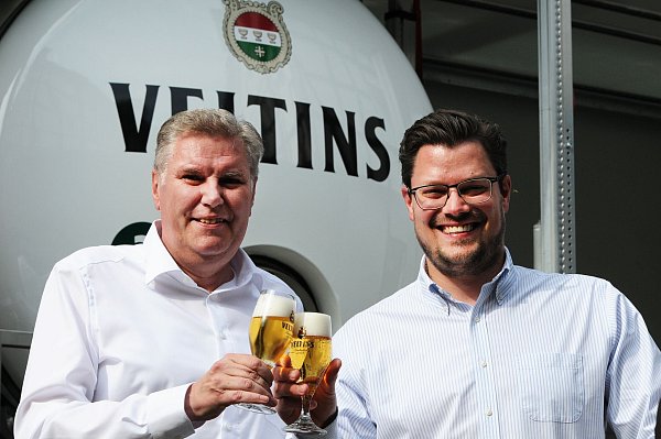 Volker Kohl (l), für den Vertrieb zuständiger Geschäftsführer der Brauerei Veltins, steht neben Fabian Veltins, Neffe der Inhaberin und Geschäftsführerin Veltins. Der 61-jährige Kuhl rückt im Januar 2025 zum Sprecher der Geschäftsführung auf. Der 34-jährige Veltins durchläuft derzeit verschiedene Stationen in der Firma, er soll perspektivisch zum möglichen Unternehmenschef aufgebaut werden. - © Wolf von Dewitz/dpa