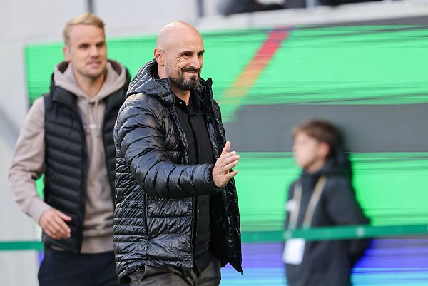 Trainer Di Salvo hätte sicher gerne einen souveräneren Auftritt gesehen. - © Daniel Löb/dpa