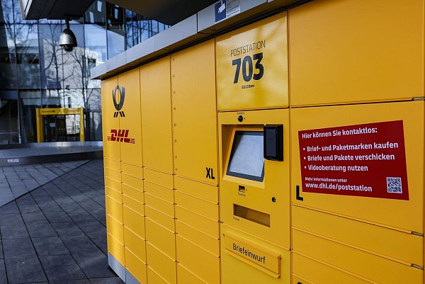 Ein Automat namens Poststation steht vor der Zentrale von DHL in Bonn. - © Oliver Berg/dpa