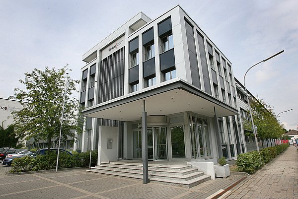 An das Verwaltungsgebäude schließen sich die Produktionshallen mit den Maschinen sowie das Lager an. - © FOTO: FRANK-MICHAEL KIEL-STEINKAMP