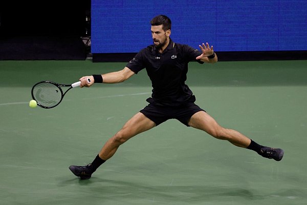 Novak Djokovic kämpfte sich mit einem Sieg gegen Taylor Fritz ins Halbfinale der US Open. - © Adam Hunger/AP/dpa
