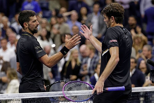 Novak Djokovic zog mit seinem Sieg gegen Taylor Fritz ins Halbfinale der US Open ein. - © Adam Hunger/AP/dpa